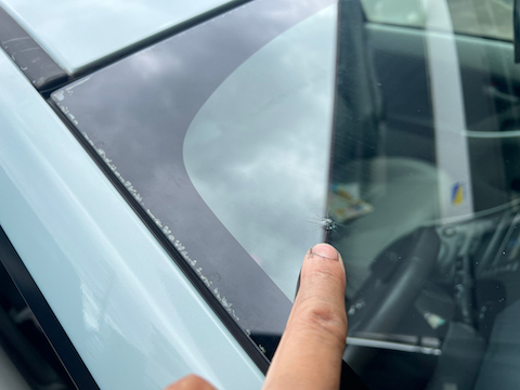 車検に通らないと言われたガラスのひび割れを修理！