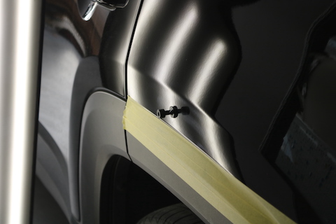 デントリペアで押せない場所は引っ張り出す！