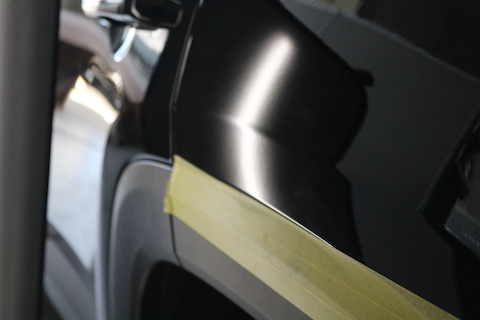 デントリペアで押せない場所は引っ張り出す！