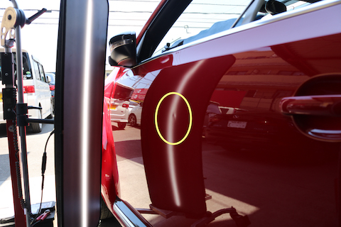 ワーゲンの複雑なへこみをデントリペアで修理！