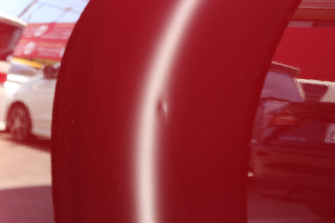 ワーゲンの複雑なへこみをデントリペアで修理！