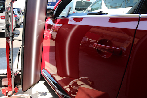 ワーゲンの複雑なへこみをデントリペアで修理！