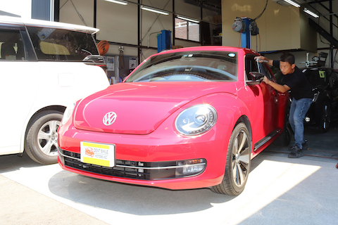 ワーゲンの複雑なへこみをデントリペアで修理！