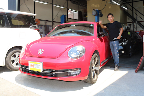 ワーゲンの複雑なへこみをデントリペアで修理！