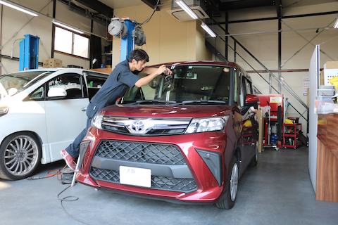 フロントガラスの大きなひび割れも修理で車検合格！