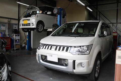 デリカ スライドドアの大きなへこみを塗装なしで修理！