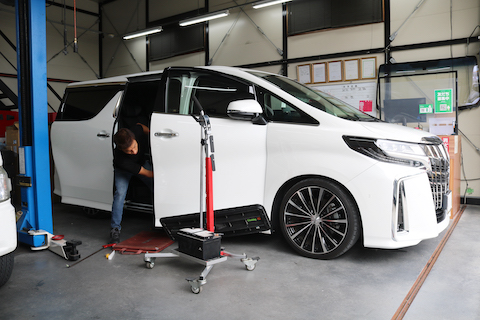 新車より中古車が高いアルファード、価値を下げずに修理！