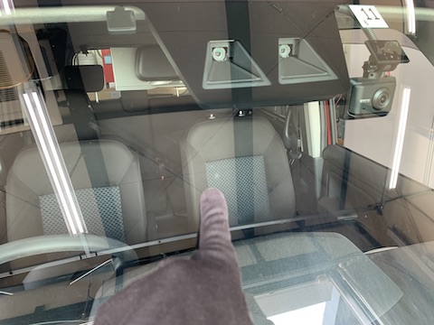 フロントガラスの大きなひび割れも修理で車検合格！