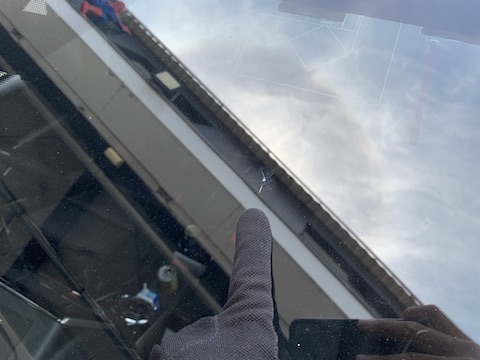 ハイブリッドは特殊フロントガラス、高額な交換より修理！