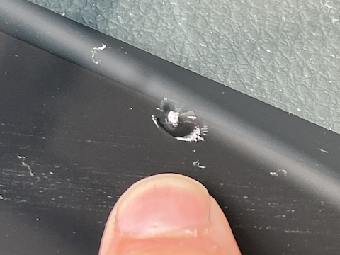 台風接近、飛来物でフロントガラスが割れたら修理！