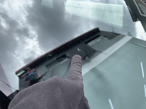 ワゴンRのフロントガラスひび割れ、当日施工で直します！