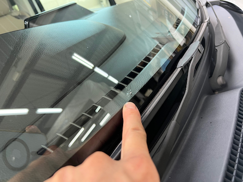 フロントガラス下側のひび割れも修理します！