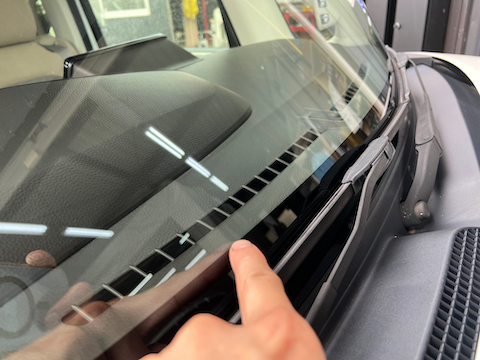 フロントガラス下側のひび割れも修理します！