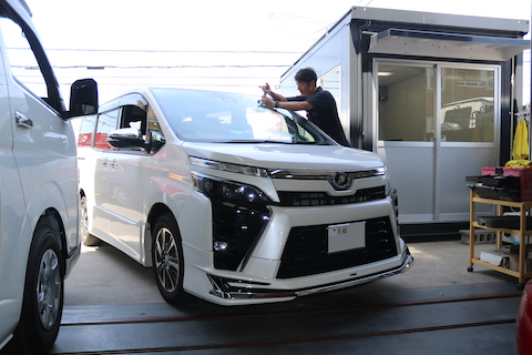 ハイブリッドは特殊フロントガラス、高額な交換より修理！