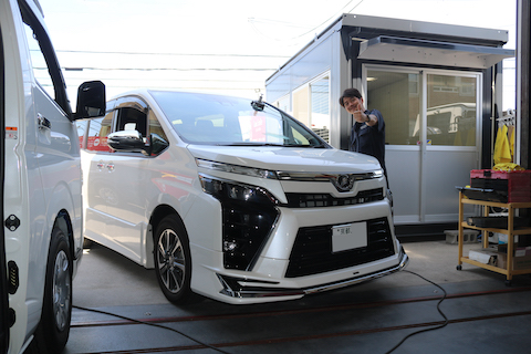 ハイブリッドは特殊フロントガラス、高額な交換より修理！