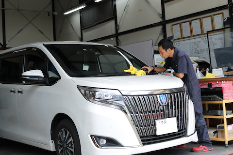 台風接近、飛来物でフロントガラスが割れたら修理！