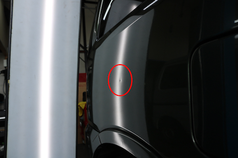 ジムニーリアタイヤ上あたりのへこみを即時施工！