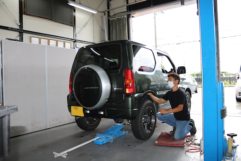 ジムニーリアタイヤ上あたりのへこみを即時施工！