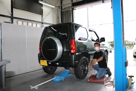 ジムニーリアタイヤ上あたりのへこみを即時施工！