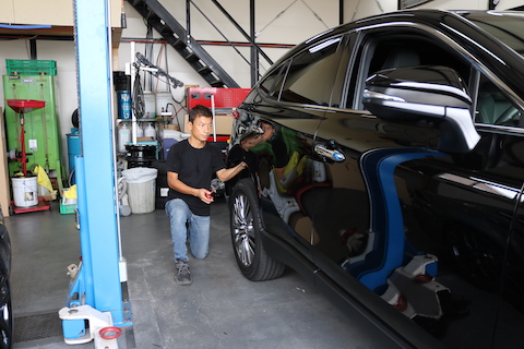 80系ハリアー202 ブラックのへこみを査定に影響ない修理！