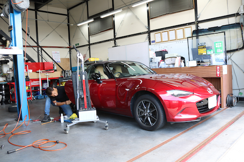 マツダ ソウルレッドのヘコミは、塗装しないデントリペアで修理！