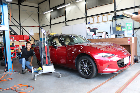 マツダ ソウルレッドのヘコミは、塗装しないデントリペアで修理！