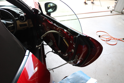 マツダ ソウルレッドのヘコミは、塗装しないデントリペアで修理！