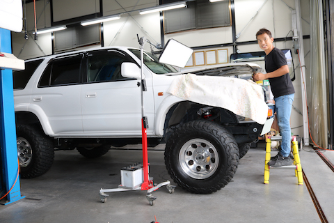 ハイラックスサーフのボンネットへこみを即時修理！