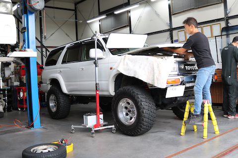 ハイラックスサーフのボンネットへこみを即時修理！