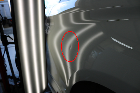 BMWリアタイヤ上のクォーターパネルヘコミを塗装無しで修理