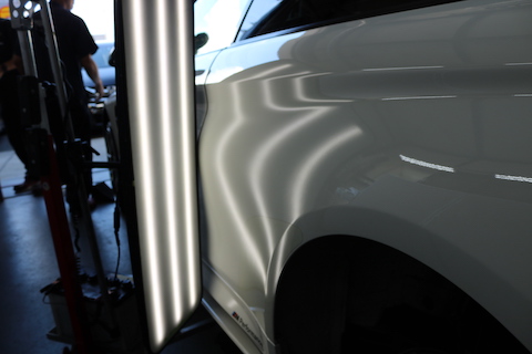 BMWリアタイヤ上のクォーターパネルヘコミを塗装無しで修理