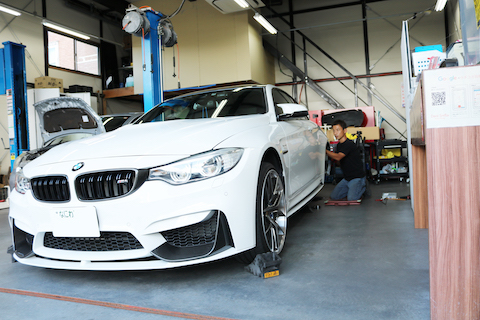 BMWリアタイヤ上のクォーターパネルヘコミを塗装無しで修理