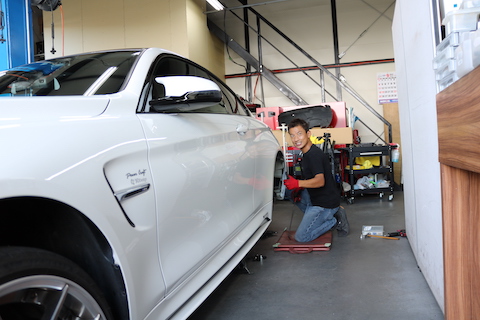 BMWリアタイヤ上のクォーターパネルヘコミを塗装無しで修理