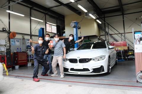 BMWリアタイヤ上のクォーターパネルヘコミを塗装無しで修理