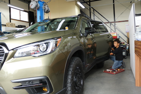 へこみ修理のデントリペア、2箇所目は半額とリーズナブル！