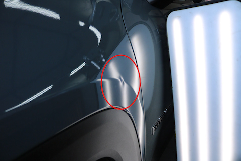 Jeepレネゲードのプレスラインへこみを即時修理！