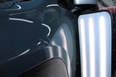 Jeepレネゲードのプレスラインへこみを即時修理！