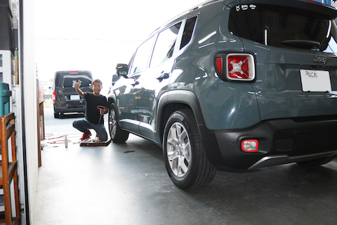 Jeepレネゲードのプレスラインへこみを即時修理！