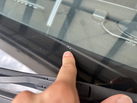 台風接近、飛来物でフロントガラスが割れたら修理！