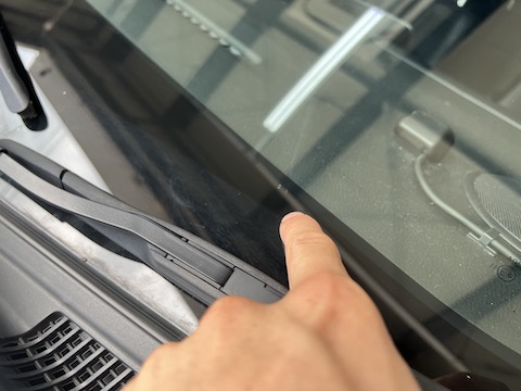 台風接近、飛来物でフロントガラスが割れたら修理！