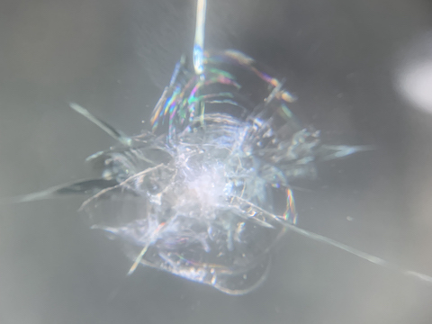 フロントガラスのひび割れ大きい傷を修理！