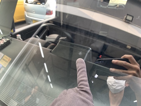 フロントガラスのひび割れ大きい傷を修理！