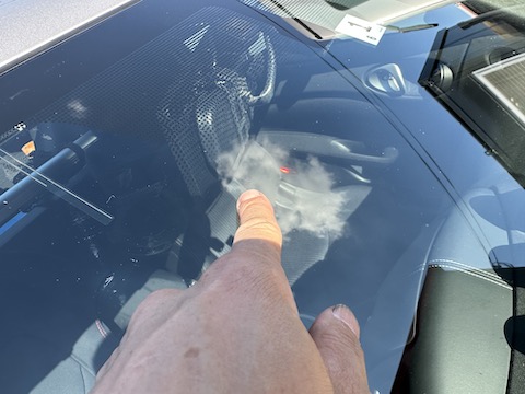 1    ウインドリペアとは？を徹底解説！  下記リンクをご覧ください。   http://www.dent-smile.jp/sekou/windrepair/what-is-window-repair.html  傷は放置すると伸びます！    フェラーリのウインドリペアを動画をご紹介！    『愛車もお客様も笑顔にする会社』  デントスマイル    是非、日々の作業記録もご覧下さい。  日々の作業記録はこちら    デントスマイル　YOUTUBEチャンネル    デントスマイル　インスタグラム    ライン友達募集中      