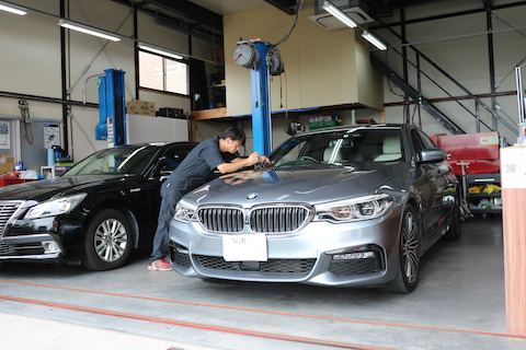 BMW フロントガラス角部分のひび割れを修理