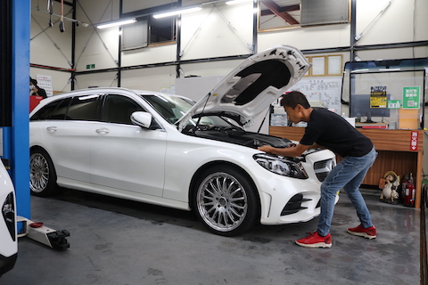 ベンツ C220dのフェンダ部分のへこみを即時修理！