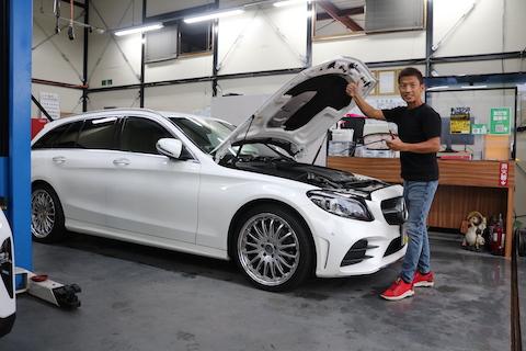 ベンツ C220dのフェンダ部分のへこみを即時修理！