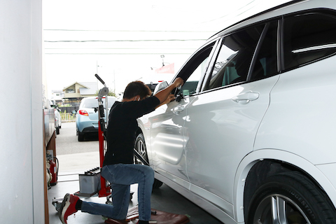 BMWでもドアのへこみなら15分程度で修理！