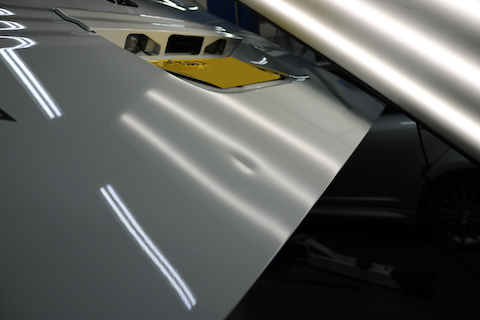 バックドアのへこみも塗装しないデントリペアで直せる！