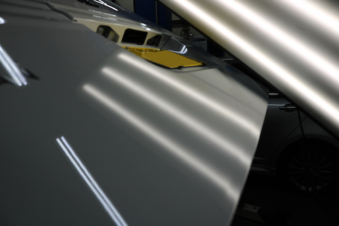 バックドアのへこみも塗装しないデントリペアで直せる！