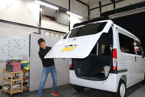 バックドアのへこみも塗装しないデントリペアで直せる！